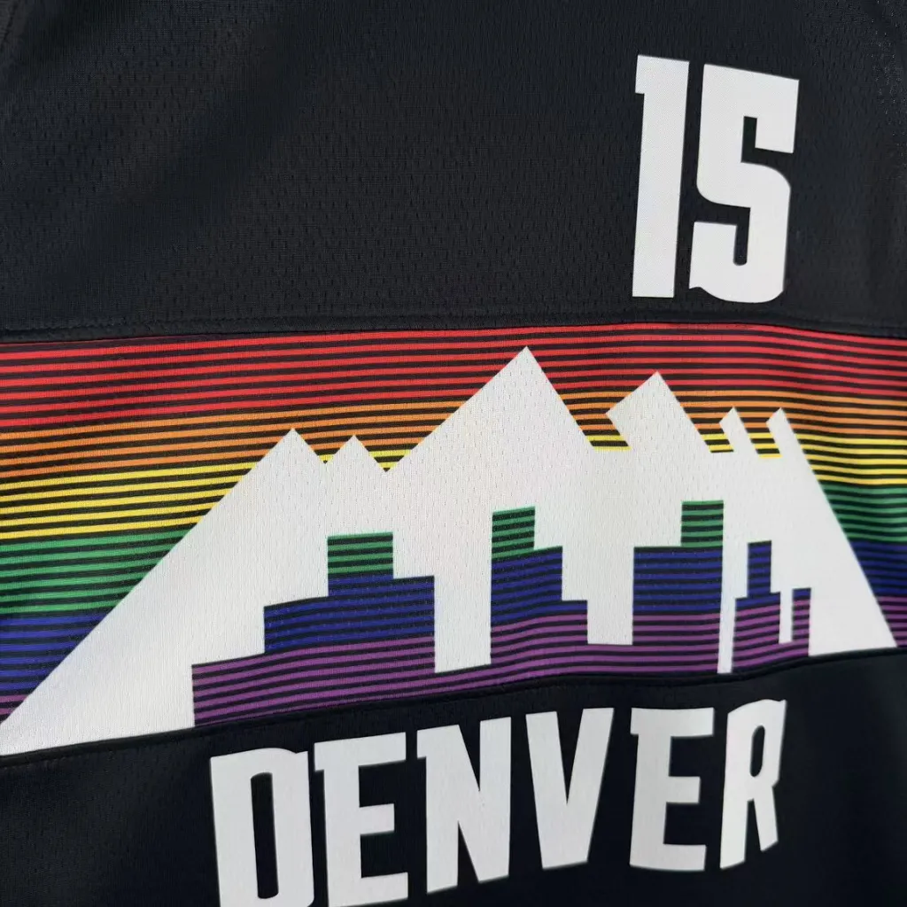 Detalhe do número 15 aplicado acima do arco-íris no uniforme City Edition