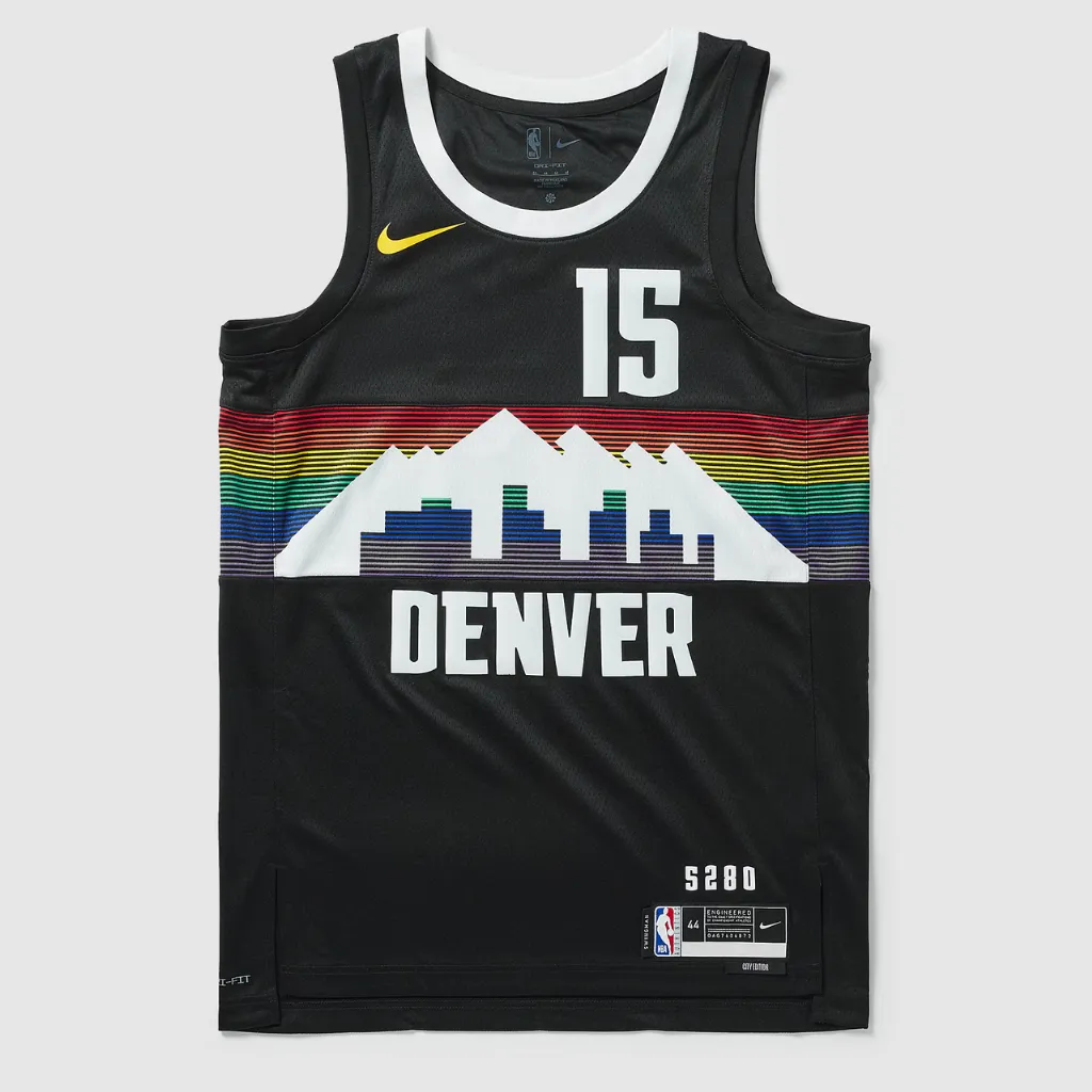Vista frontal da regata Denver Nuggets City Edition 2025/26 em preto com arco-íris Rainbow Skyline