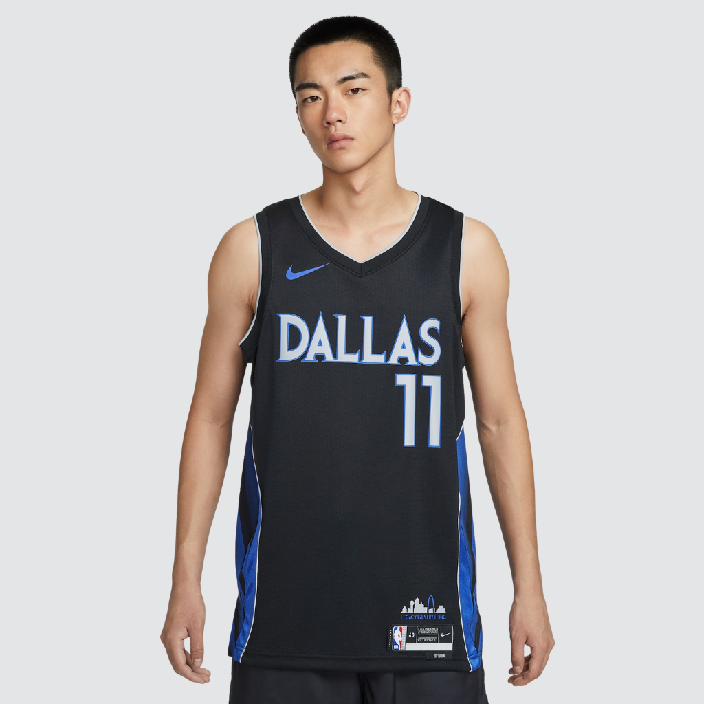 Regata Dallas Mavericks City Edition vestida no corpo vista frontal