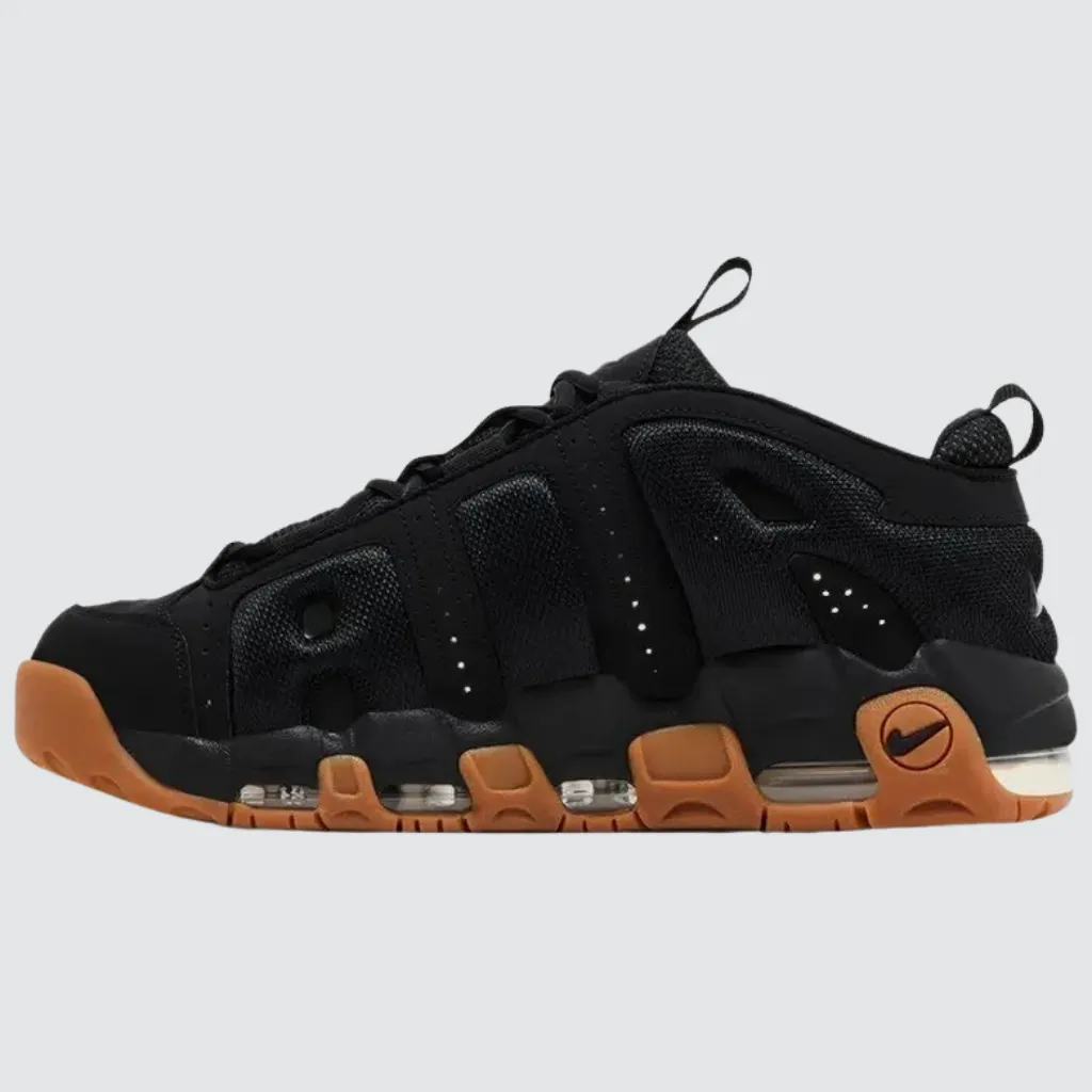 Tênis Nike Air More Uptempo Low Black Gum com cabedal em nobuck sintético preto, letras AIR em malha tonal elevada, Swoosh discreto, amortecimento Nike Air visível e solado de borracha gum, representando um sneaker urbano icônico com visual contemporâneo.