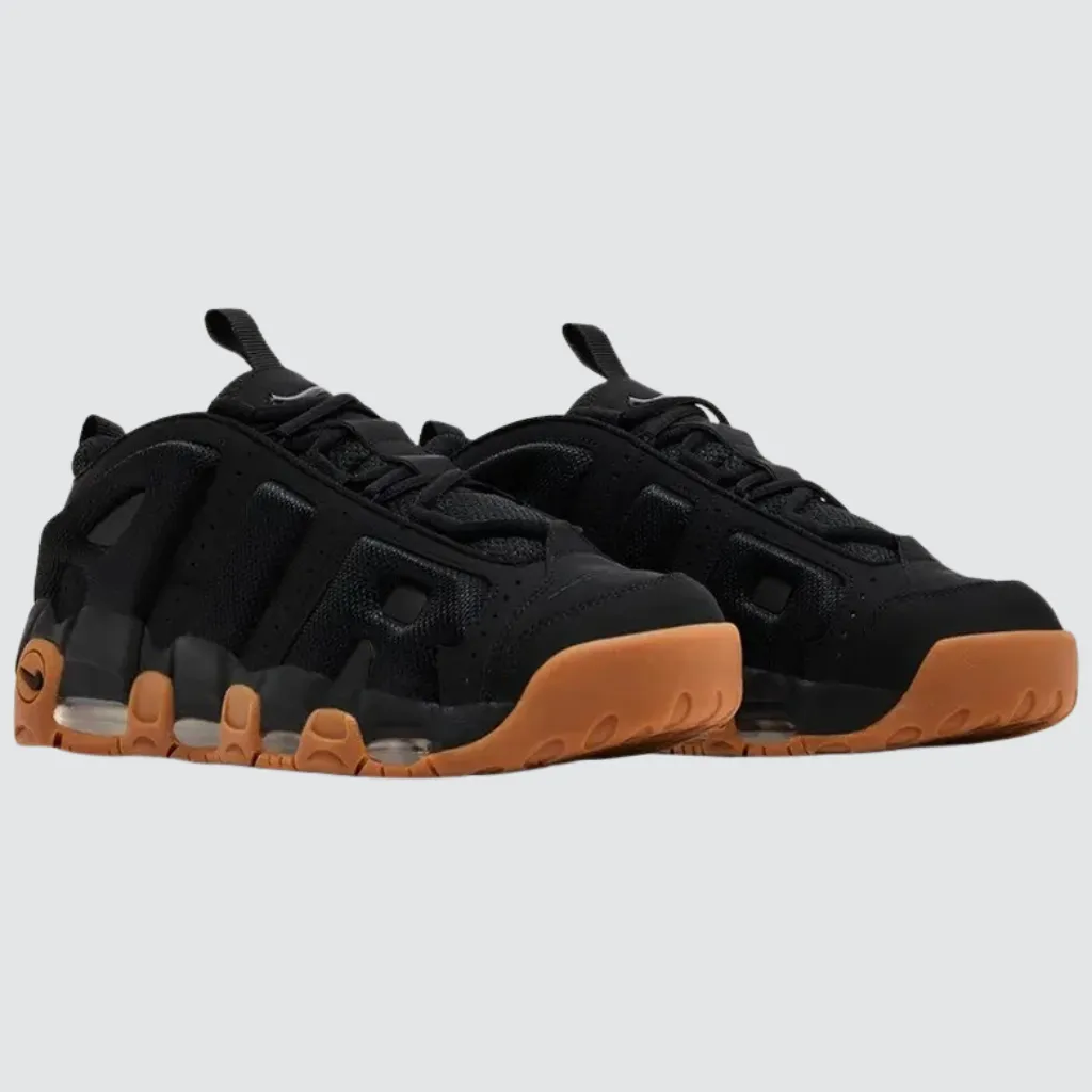 Tênis Nike Air More Uptempo Low Black Gum com cabedal em nobuck sintético preto, letras AIR em malha tonal elevada, Swoosh discreto, amortecimento Nike Air visível e solado de borracha gum, representando um sneaker urbano icônico com visual contemporâneo.