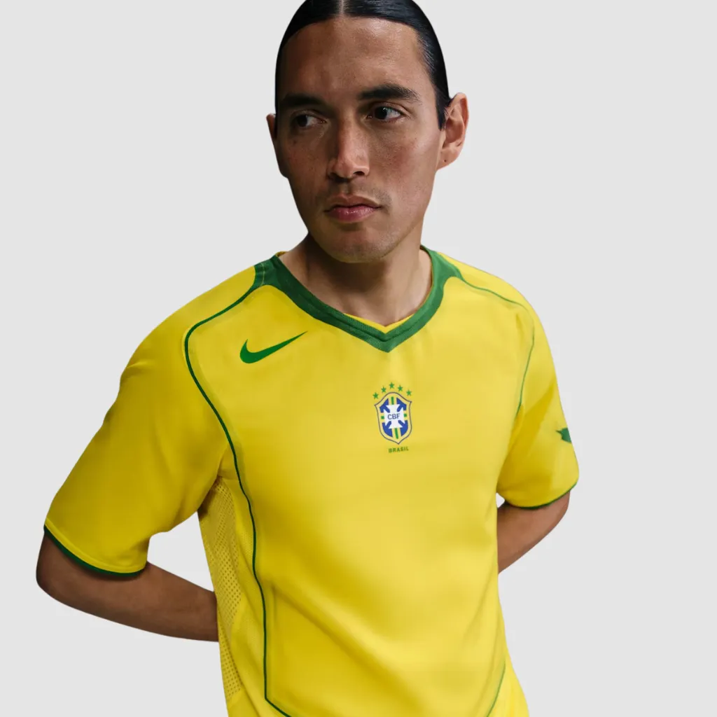 Camisa retrô titular da Seleção Brasileira 2004 Nike amarela com detalhes verdes e escudo centralizado