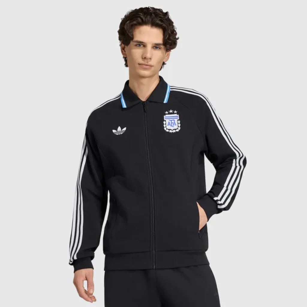 Jaqueta Argentina 2026 reserva Adidas preta com detalhes azul celeste e branco na gola