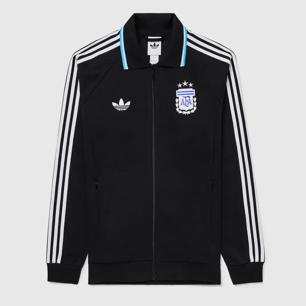 Jaqueta Argentina 2026 reserva Adidas preta com detalhes azul celeste e branco na gola