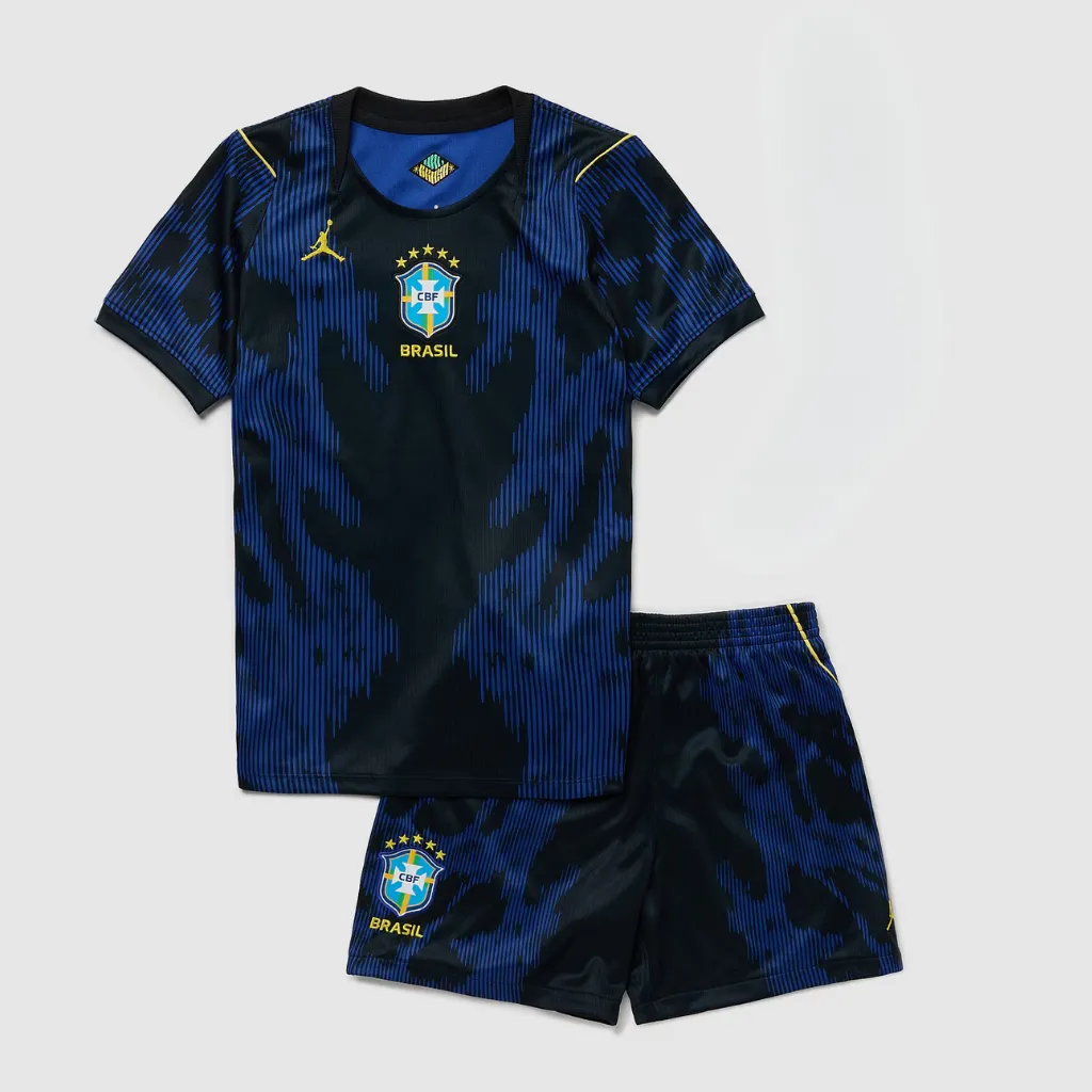 Conjunto infantil reserva Brasil Jordan 2026 preto e azul royal com logo Jumpman e escudo da CBF