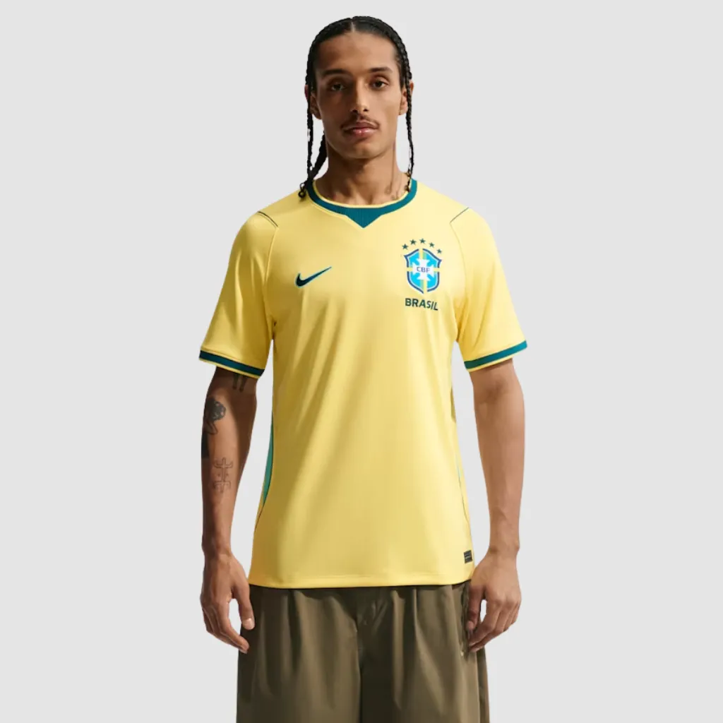 Camisa Brasil 2026 titular Nike amarela com tecnologia Aero-FIT e design clássico da Seleção. Garanta a sua na Trinity Company.