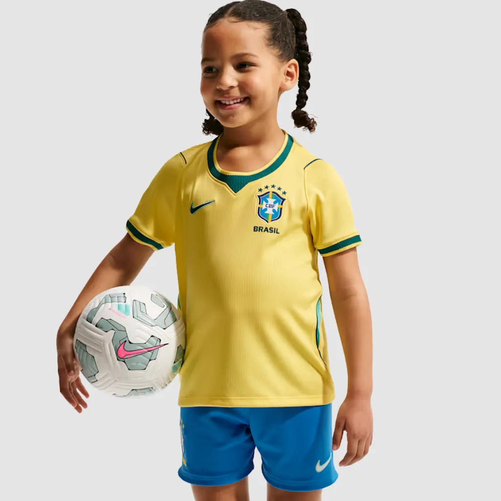 Conjunto infantil Brasil Nike 2026 amarelo canário com detalhes azul-esverdeados e padrão inspirado na bandeira do Brasil