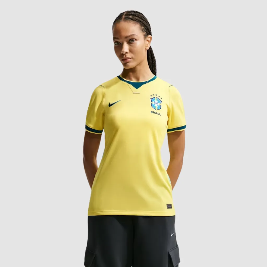 Camisa feminina titular Brasil Nike 2026 amarelo canário com detalhes azul-esverdeados e padrão inspirado na bandeira do Brasil