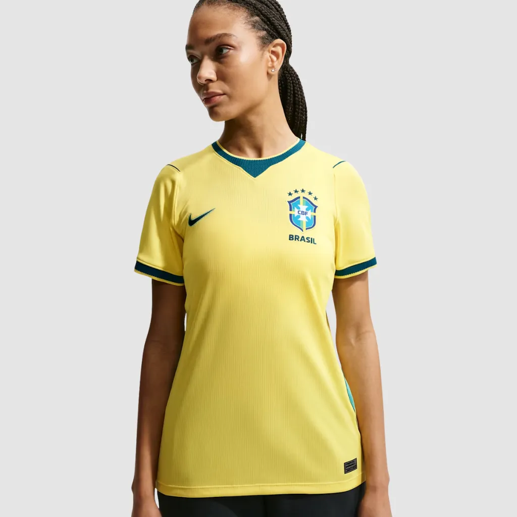 Camisa feminina titular Brasil Nike 2026 amarelo canário com detalhes azul-esverdeados e padrão inspirado na bandeira do Brasil