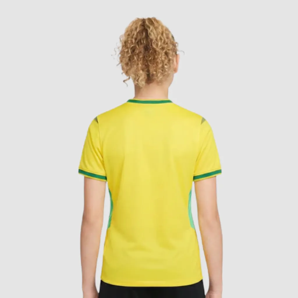 Conjunto infantil Brasil Nike 2026 amarelo canário com detalhes azul-esverdeados e padrão inspirado na bandeira do Brasil