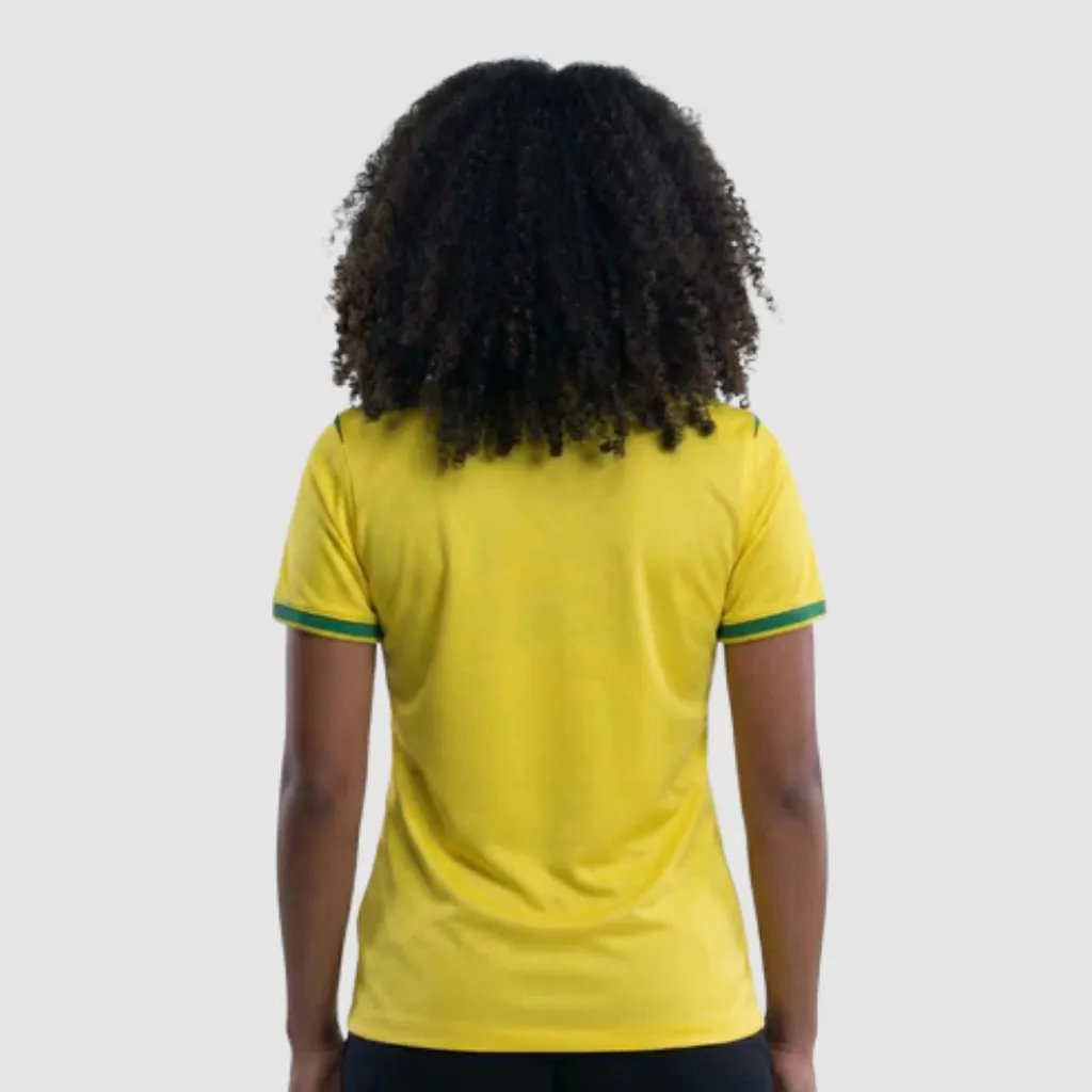 Camisa feminina titular Brasil Nike 2026 amarelo canário com detalhes azul-esverdeados e padrão inspirado na bandeira do Brasil