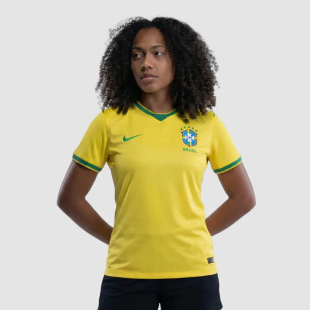 Camisa feminina titular Brasil Nike 2026 amarelo canário com detalhes azul-esverdeados e padrão inspirado na bandeira do Brasil